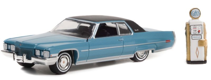 CADILLAC DeVille + Gas Pump - 1972 - bluemetallic - Greenlight 1:64