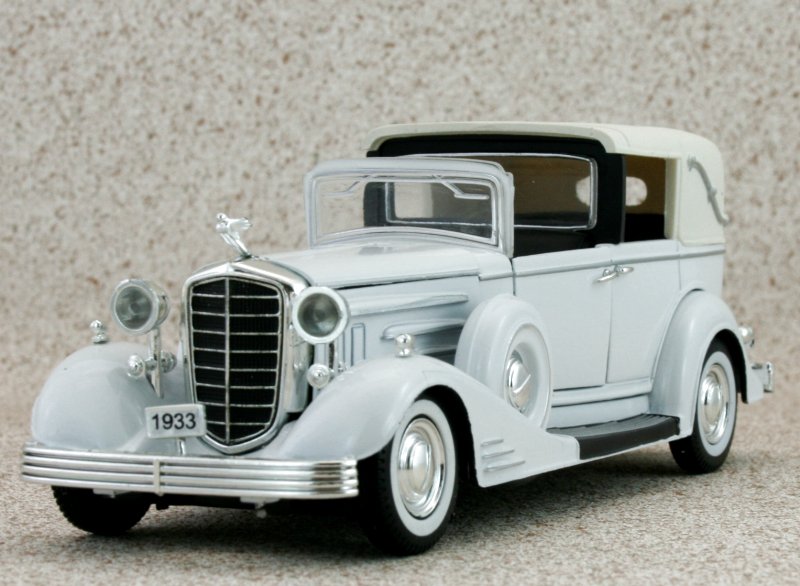CADILLAC Town Car - 1933 - white - Signature Models 1:32