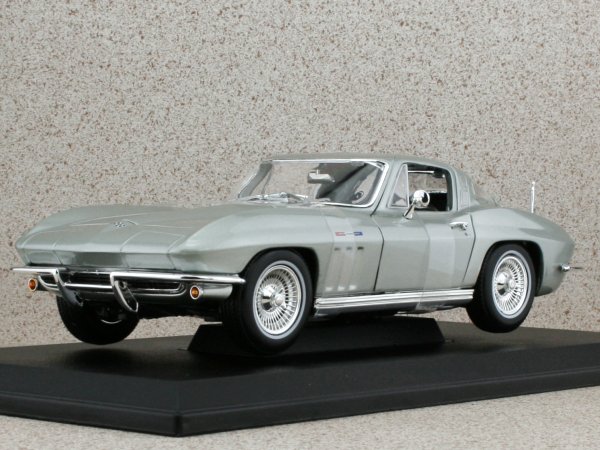 CHEVROLET Corvette - 1965 - silver - Maisto 1:18