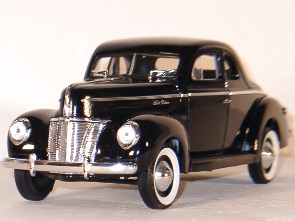 FORD DeLuxe Coupe - 1940 - black - Universal Hobbies 1:18