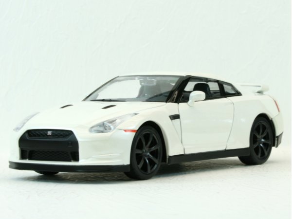 NISSAN GT-R (R35) - whitemetallic - YATMING 1:24