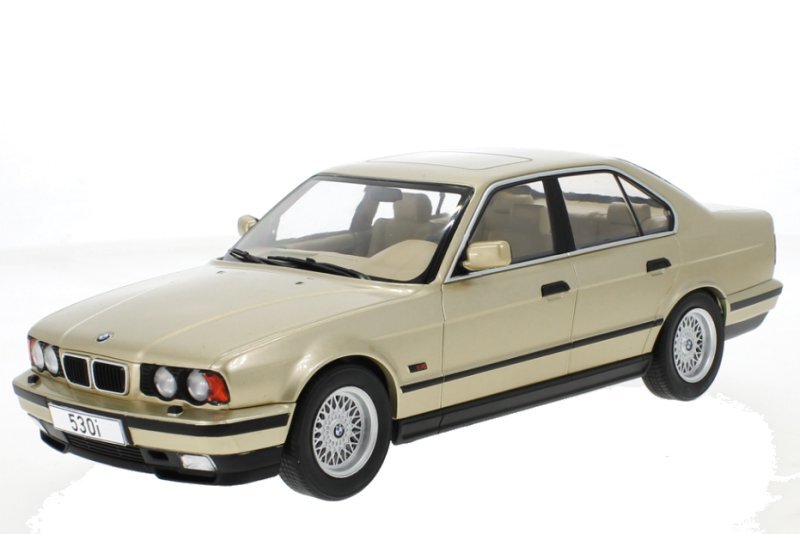 BMW (E34) 5er Series - 1992 - beigemetallic - MCG 1:18